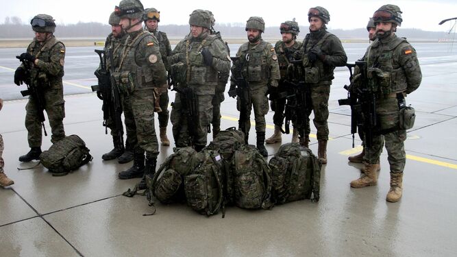 Soldados españoles del grupo de combate eFP en las maniobras militares ''Testudo Soaring', en una imagen tomada el pasado 10 de abril en la base aérea Lielvarde (Letonia).