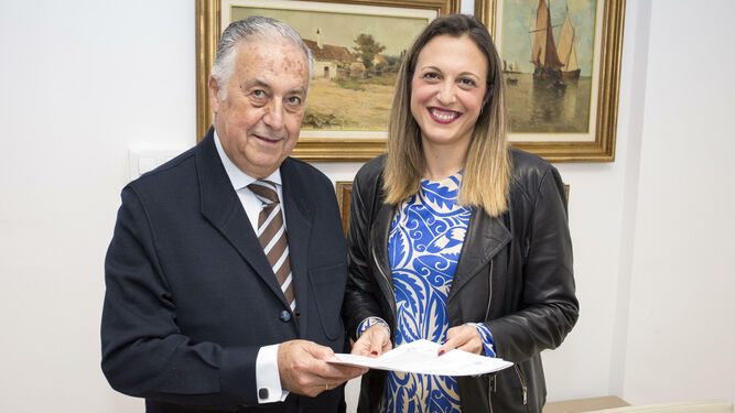 Enrique Pérez Vigueras y María José Pulido en la firma del convenio.