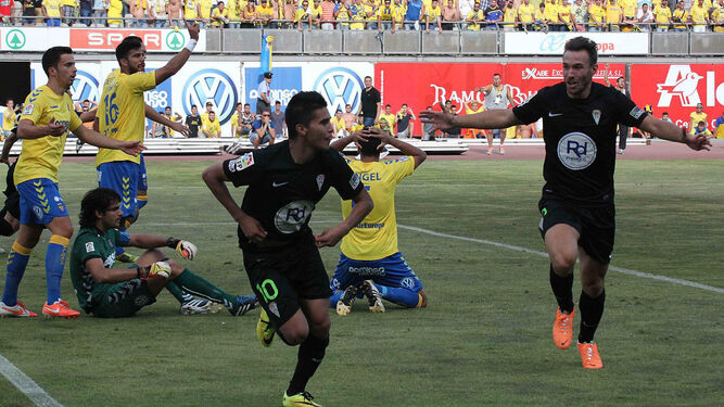 Uli Dávila celebra perseguido por Xisco el gol ante Las Palmas que otorgó el ascenso.