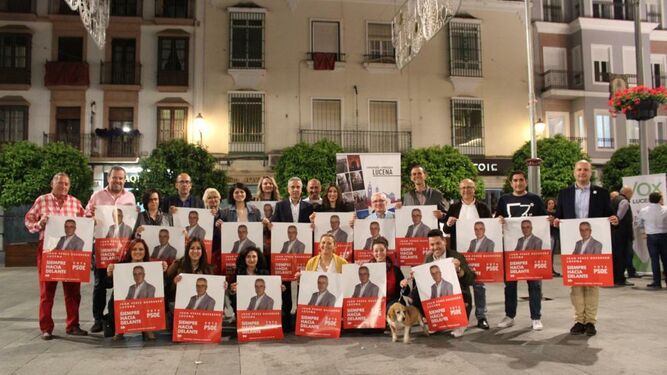Juan Pérez (PSOE) inicia la campaña electoral en la plaza Nueva de Lucena.