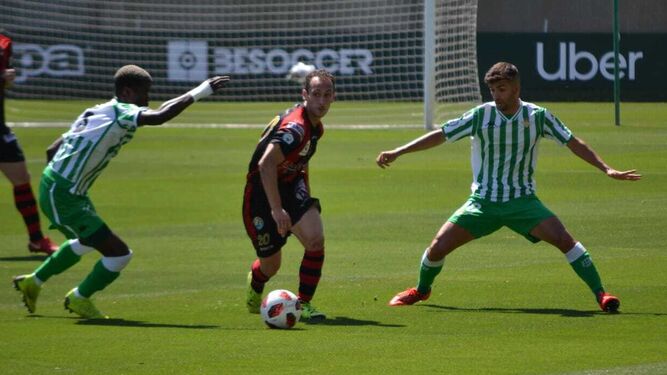 El pontanense Ismael trata de escapar entre dos jugadores del Betis Deportivo.