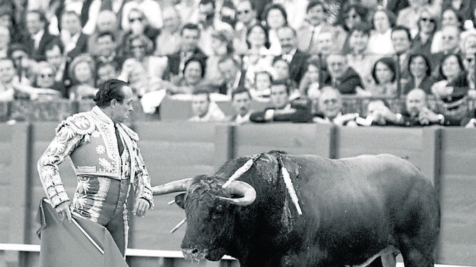 Curro se arrima a 'Sigiloso', un gran toro de Juan Pedro, para dar su último recital y cortarle las dos orejas.