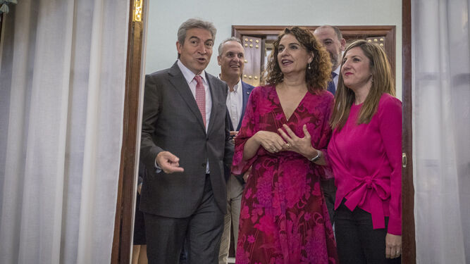 La ministra de Hacienda, María Jesús Montero, flanqueada por Lucrecio Fernández, delegado del Gobierno, e Irene García, presidenta de la Diputación de Cádiz.