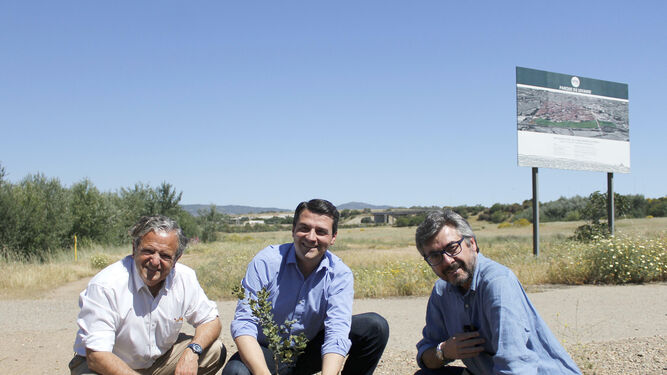 Salvador Fuentes, José María Bellido y Miguel Ángel Torrico, plantando una encina en el Parque de Levante