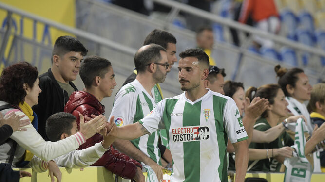 Fernández saluda a los cordobesistas presentes en el Estadio de Gran Canaria.