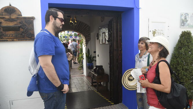 Rafael Zea conversa con unas visitantes a las puertas de Guzmanas, 7