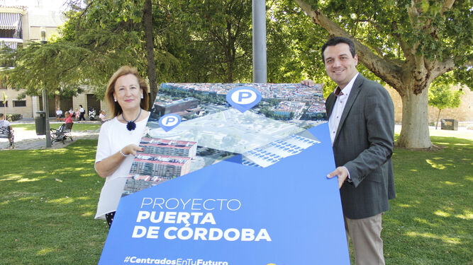 Laura Ruiz y José María Bellido muestran el cartel del proyecto