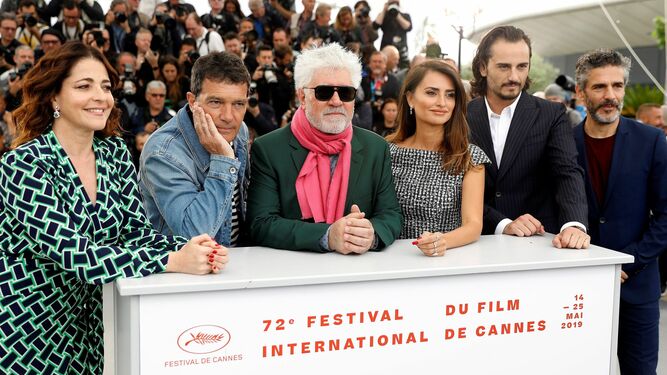 Nora Navas, Antonio Banderas, Pedro Almodóvar, Penélope Cruz, Asier Etxeandia y Leonardo Sbaraglia este sábado en Cannes.