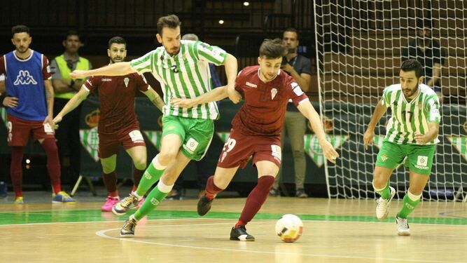 César supera la presión de un jugador del Betis Futsal.