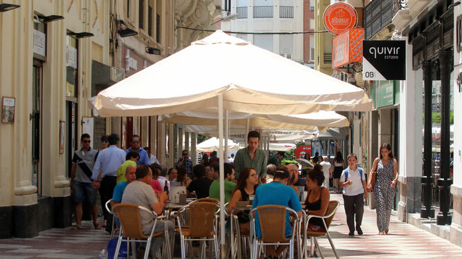 Un camarero atiende una mesa en una calle del centro de la capital