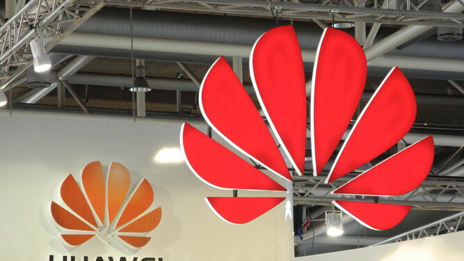 Logotipos de la compañía tecnológica china Huawei.