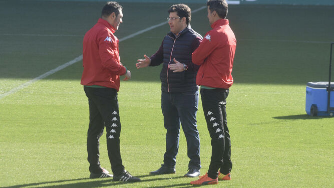 Jesús León dialoga con Rafa Navarro y Gaspar Gálvez en El Arcángel, en un entrenamiento.