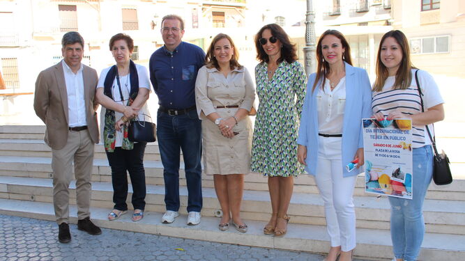 Presentación del Día Internacional de Tejer en Público en Montilla.