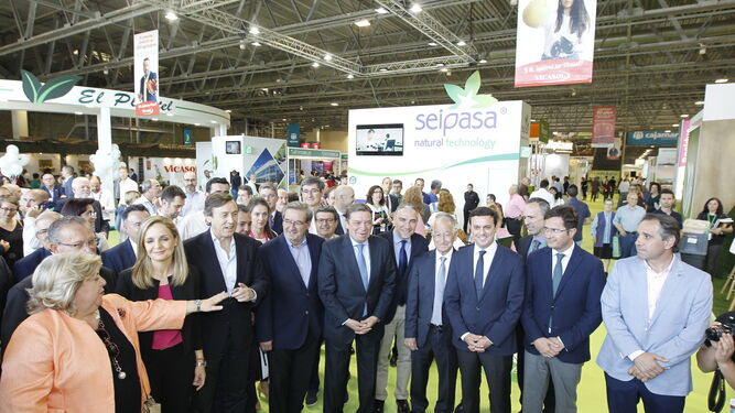 Fotos de 'familia' de las autoridades en la inauguración de Infoagro 2019, con el ministro de Agricultura, Luis Planas, en el centro.
