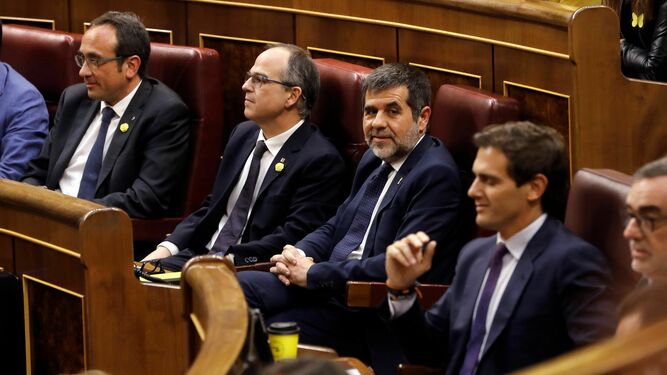 Los diputados de JxCAT, Jordi Sánchez, Jordi Turull y Josep Rull (dcha. a izda.), junto al líder de Cis, Albert Rivera, este martes durante la constitución del Congreso.