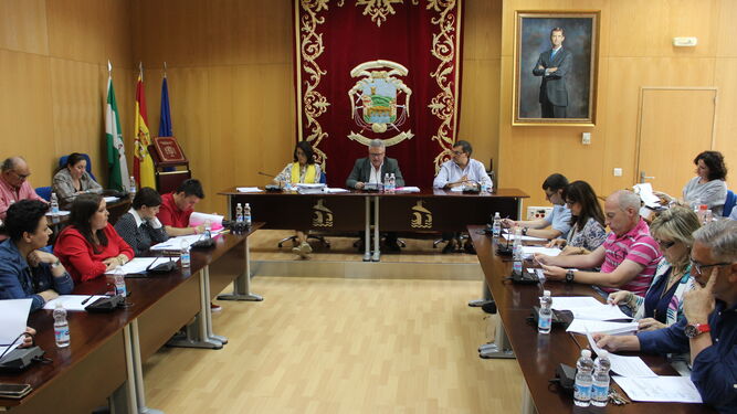 Un momento del Pleno celebrado ayer en el Ayuntamiento de Puente Genil.