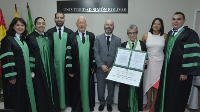 Anna Freixas muestra la distinción como doctora 'honoris causa'