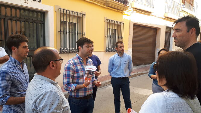 Jesús López, en el centro, conversa con los vecinos de la calle Palacios en Lucena