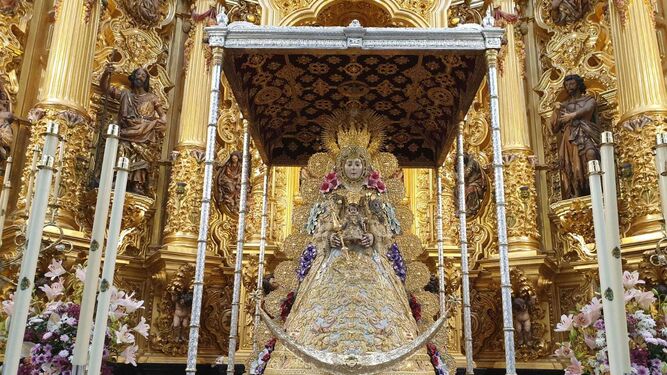 La Virgen del Rocío en su paso.