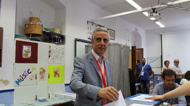 El alcalde de Lucena, Juan Pérez, deposita su voto
