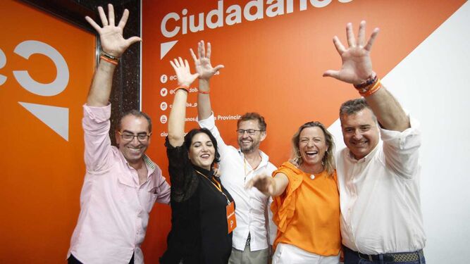 Antonio Álvarez, Eva María Timoteo, David Dorado, Isabel Albás y Manuel Torrejimeno celebran el triunfo.