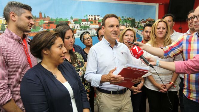 El candidato del PSOE, durante su comparecencia ante los medios una vez concluido el escrutinio de la reñida noche electoral.