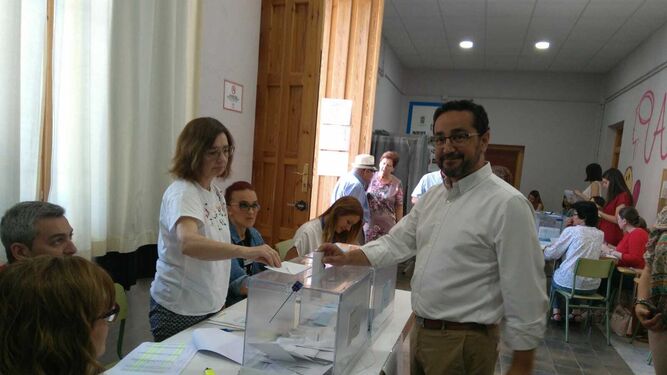 El socialista Jesús Rojano vota en Baena.
