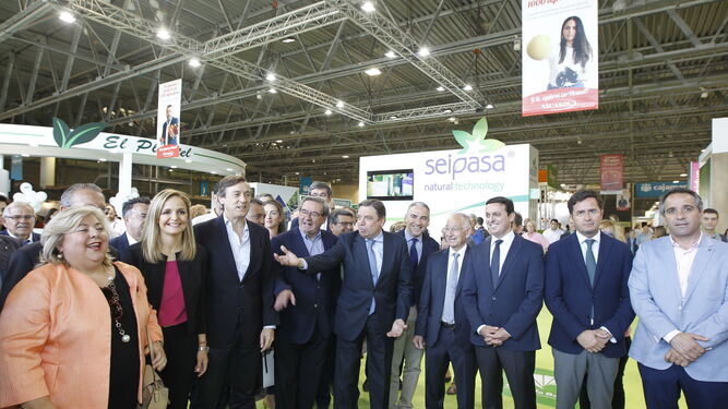 El ministro de Agricultura, Luis Planas, en el centro, durante la inauguración de Infoagro Exhibition, el pasado miércoles, en Almería.