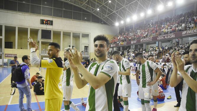 Los jugadores del Córdoba CF Futsal saludan a su afición en Vista Alegre.