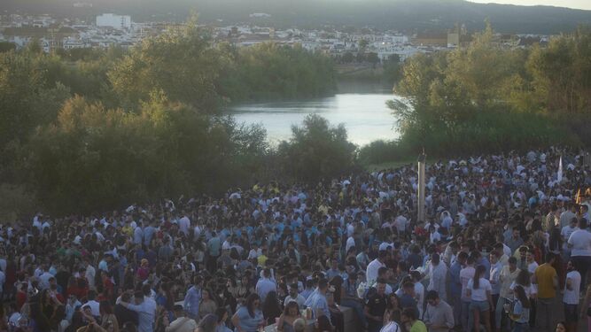 Cientos de jóvenes hacen botellón en el Balcón del Guadalquivir.