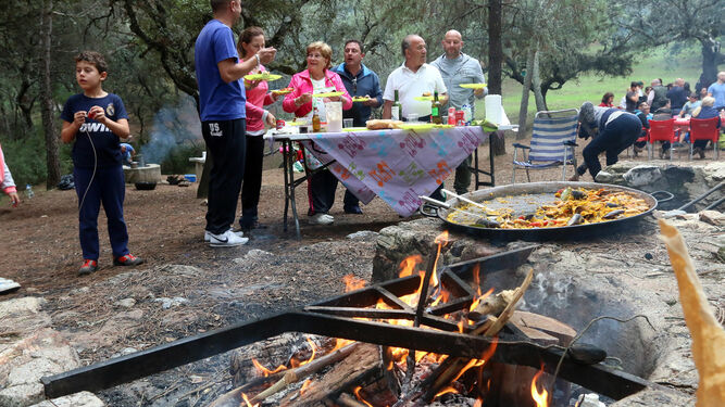 Una familia celebra un perol en Los Villares.