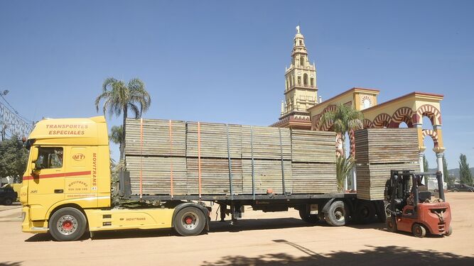 Un camión carga material en el desmontaje de la Feria de Nuestra Señora de la Salud.