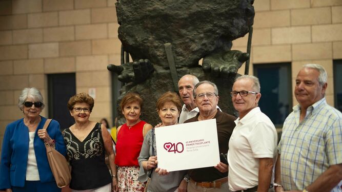 Familia de Miguel Berni, junto al monumento al donante.