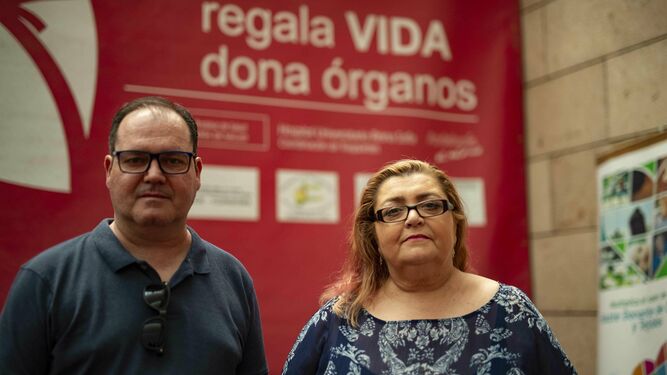 José Luis Torres y Teresa Rueda, delante de la mesa informativa instalada por Alcer.