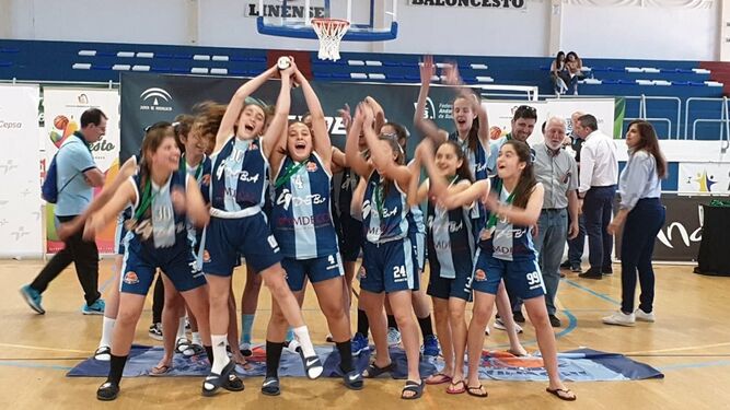 Las jugadoras del equipo infantil del ADEBA celebran su pase al Campeonato de España.