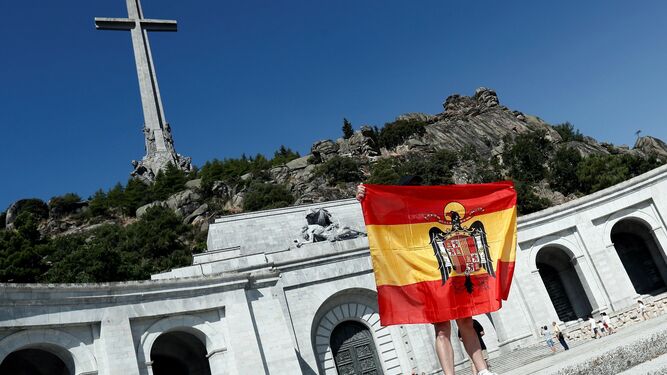 Panorámica del Valle de los Caídos con un nostálgico portando una bandera preconstitucional.