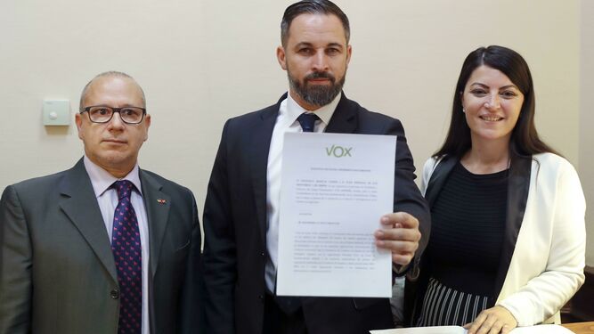 El líder de Vox, Santiago Abascal, junto al senador Francisco José Alcaraz), presentando este lunes una iniciativa en el Registro del Congreso sobre las actas de ETA.