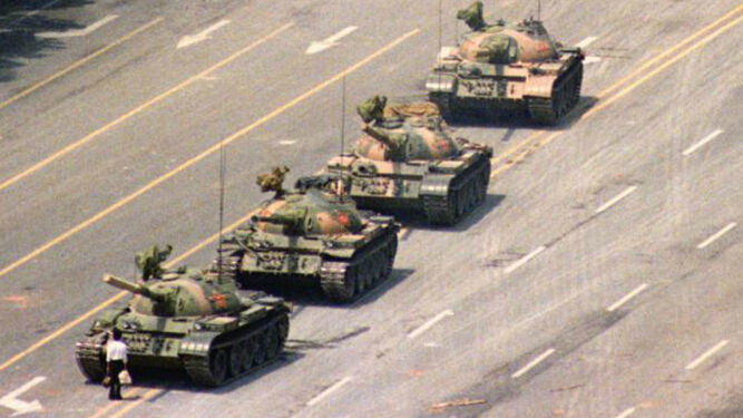 Un hombre se enfrenta a cuatro tanques en la plaza de Tiananmen en 1989.