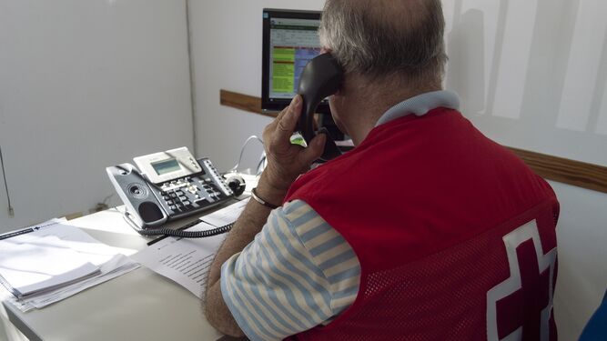 Un voluntario de Cruz Roja ofrece ayuda telefónica para prevenir los efectos de la calor.