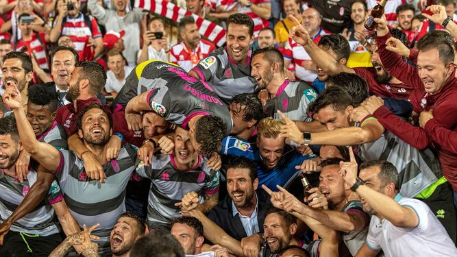 Los jugadores del Granada CF celebran el ascenso a Primera.