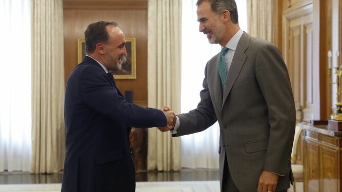 El líder de UPN, Javier Esparza, estrecha la mano de Felipe VI en La Zarzuela.