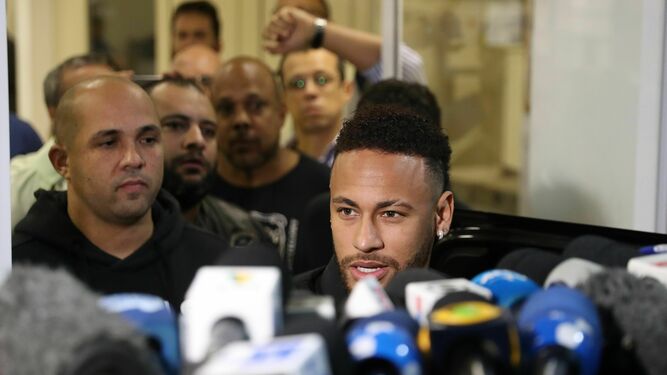 Neymar,  ante los medios de comunicación.