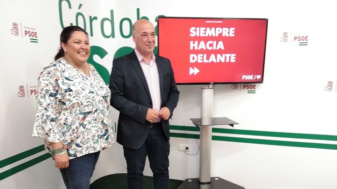Dolores Amo y Antonio Ruiz,  en la sede del PSOE en la avenida del Aeropuerto.