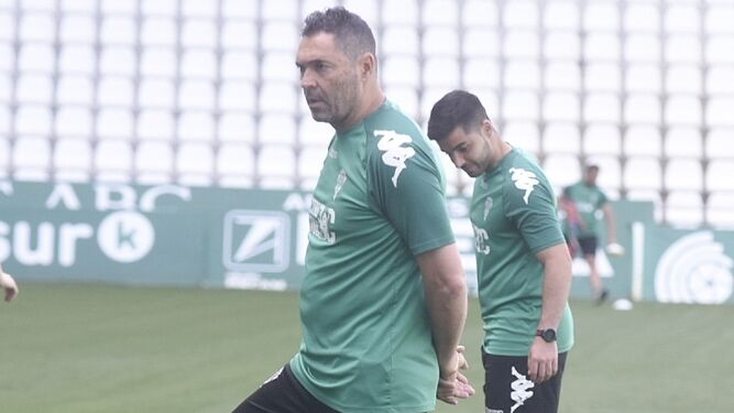 Rafa Navarro sigue un entrenamiento en El Arcángel.