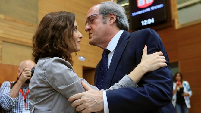 Los candidatos a la presidencia de la Comunidad de Madrid Isabel Díaz Ayuso (PP) y Ángel Gabilondo (PSOE), este martes durante el pleno de constitución de la XI legislatura de la Asamblea de Madrid.