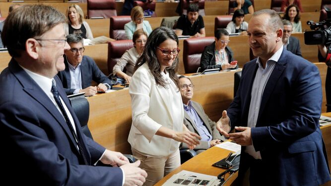 El president de la Generalitat, Ximo Puig (i), la vicepresidenta, Mónica Oltra, y el lider de Unides Podem-EU, Rubén Martínez Dalmau, este miércoles al inicio del debate de investidura en las  Cortes valencianas.