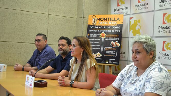Aurora Barbero, en el centro, durante la presentación de la Semana de la Tapa en Montilla
