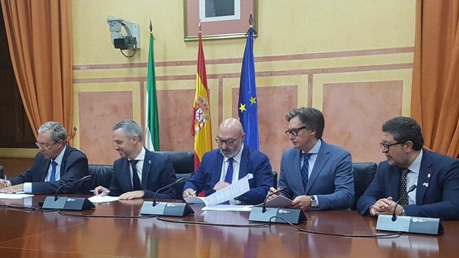 Momento de la firma del acuerdo con Vox para aprobar los presupuestos andaluces