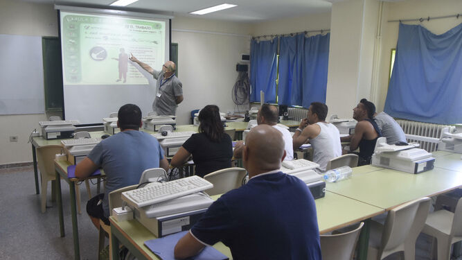 Uno de los maestros imparte clases a un grupo de alumnos en la prisión provincial
