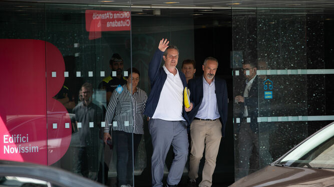 El ex 'conseller 'de Interior de la Generalitat, Quim Forn (i), sale del Ayuntamiento de Barcelona tras recoger este viernes su acta de concejal.